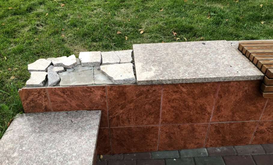 ‼️Напортив аварийного здания администрации Ельца, крыша которой осыпается, пришёл в негодность сквер Хренникова!