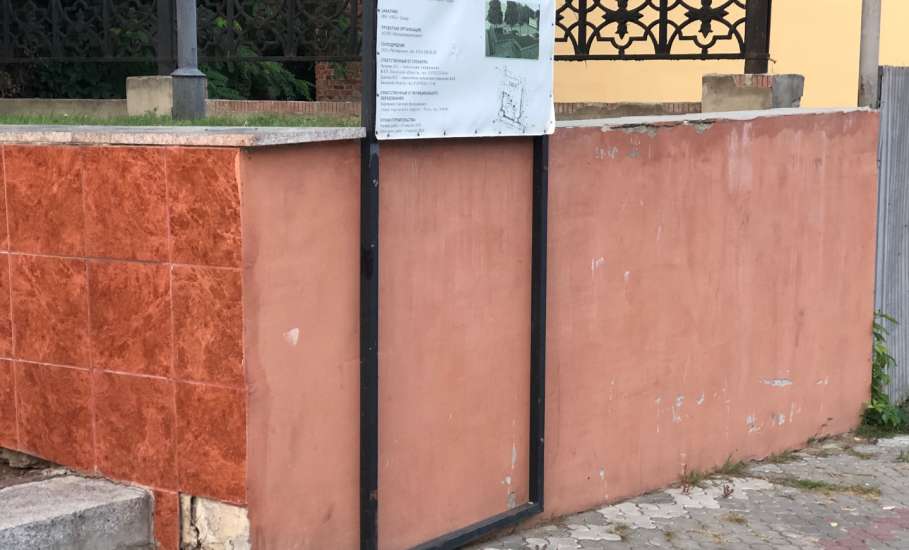 ‼️Напортив аварийного здания администрации Ельца, крыша которой осыпается, пришёл в негодность сквер Хренникова!