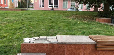 ‼️Напортив аварийного здания администрации Ельца, крыша которой осыпается, пришёл в негодность сквер Хренникова!