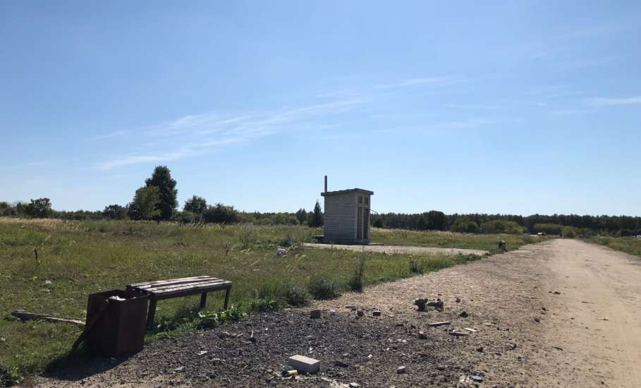 Туалеты без дверей и большое количество флагов на городском кладбище Ельца