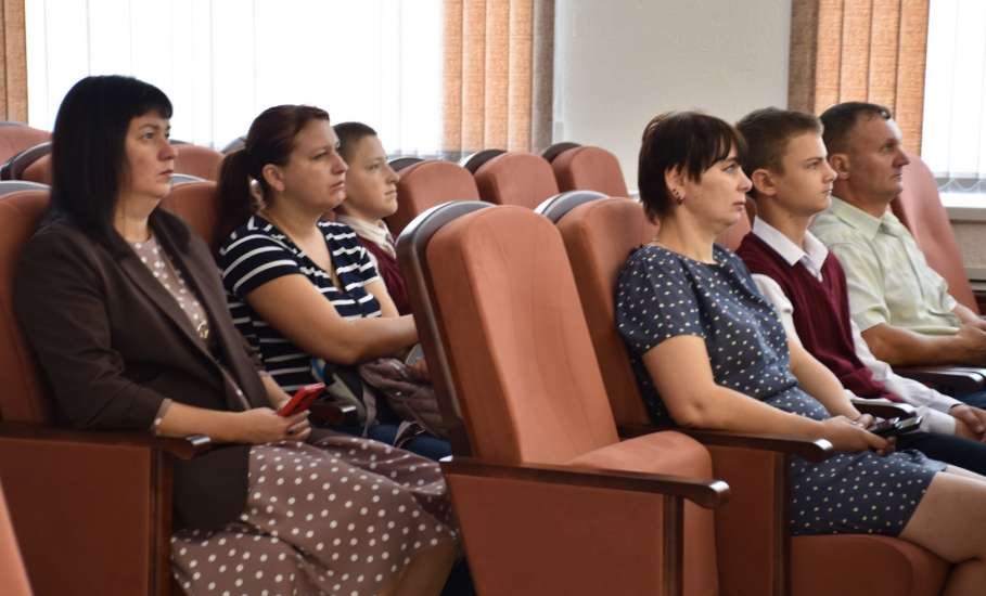 В большом зале администрации Елецкого муниципального района состоялось торжественное вручение паспортов гражданам, достигшим 14-летнего возраста