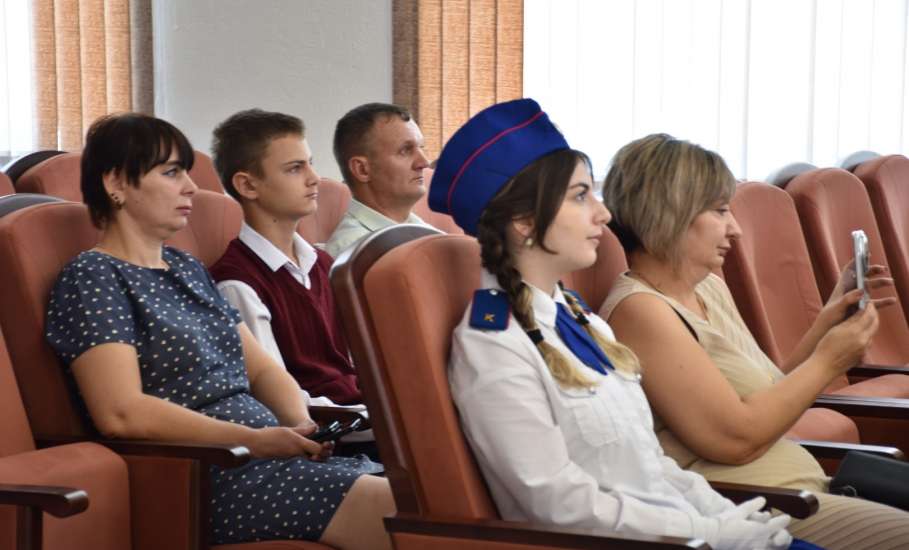 В большом зале администрации Елецкого муниципального района состоялось торжественное вручение паспортов гражданам, достигшим 14-летнего возраста