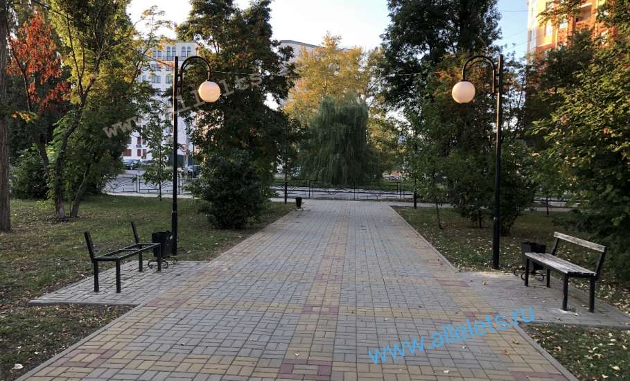 В сквере Харченко всё ломается, отваливается и проваливается дальше!