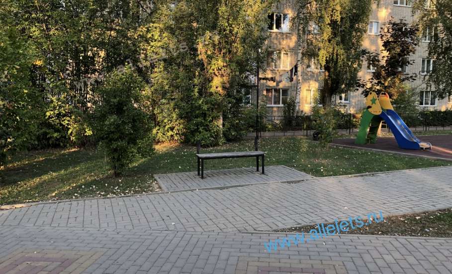 В сквере Харченко всё ломается, отваливается и проваливается дальше!