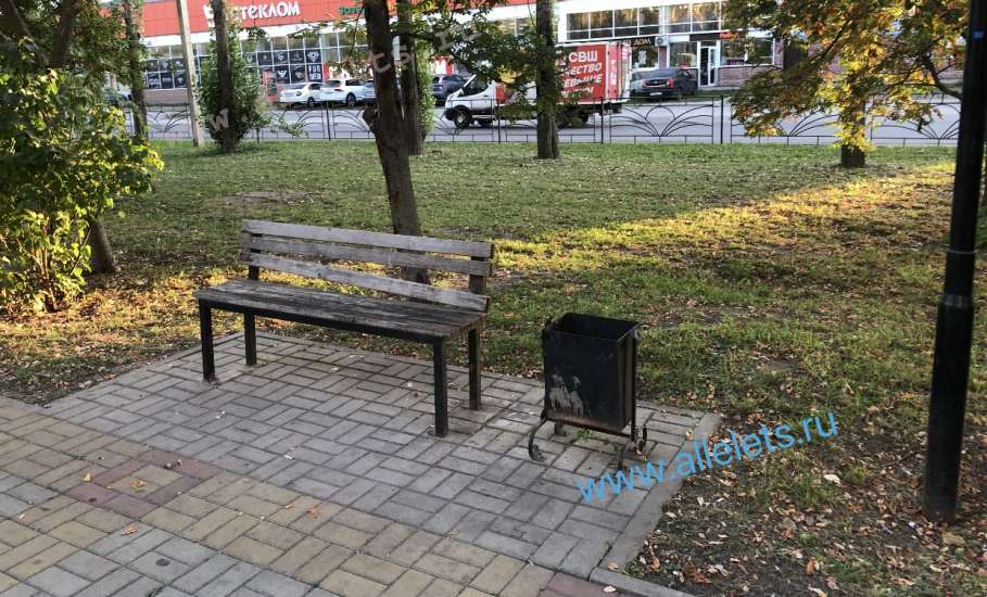 В сквере Харченко всё ломается, отваливается и проваливается дальше!