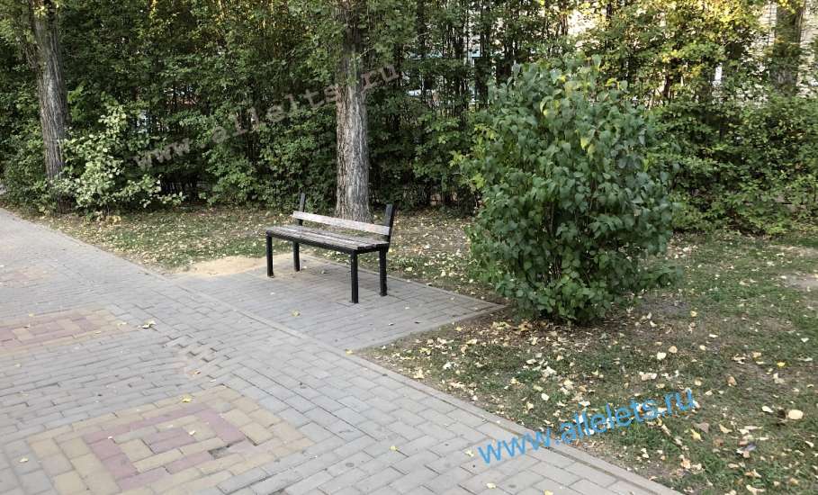 В сквере Харченко всё ломается, отваливается и проваливается дальше!