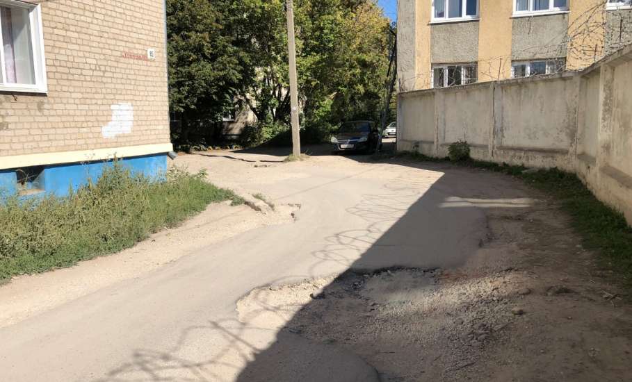 Когда администрация Ельца соизволит качественно заасфальтировать дворовый проезд по улице Коммунаров,85?!