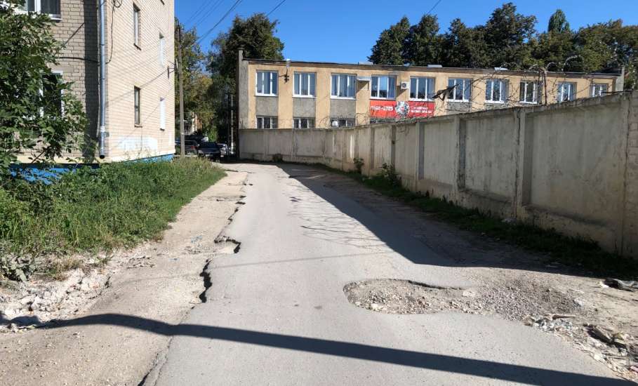 Когда администрация Ельца соизволит качественно заасфальтировать дворовый проезд по улице Коммунаров,85?!