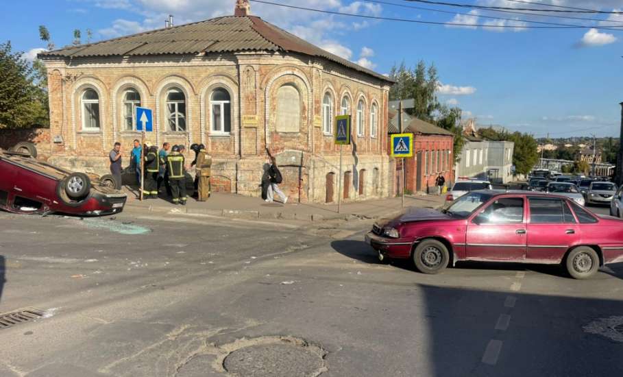 В Ельце после столкновения с «Дэу» перевернулся автомобиль «Рено»!