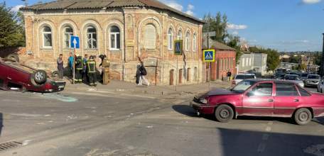 В Ельце после столкновения с «Дэу» перевернулся автомобиль «Рено»!