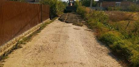 Сотрудники МБУ «Благоустройство» произвели отсыпку срезкой участка дороги на переулке Майском