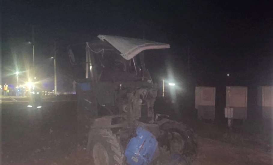 В Становлянском районе автоинспекторы устанавливают обстоятельства столкновения трактора с поездом!