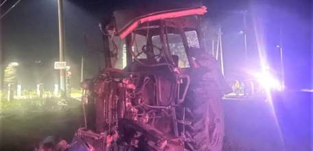 В Становлянском районе автоинспекторы устанавливают обстоятельства столкновения трактора с поездом!