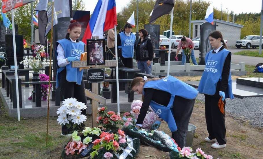 На Аллее Славы города Ельца состоялся очередной субботник