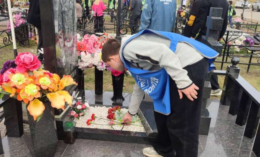 На Аллее Славы города Ельца состоялся очередной субботник