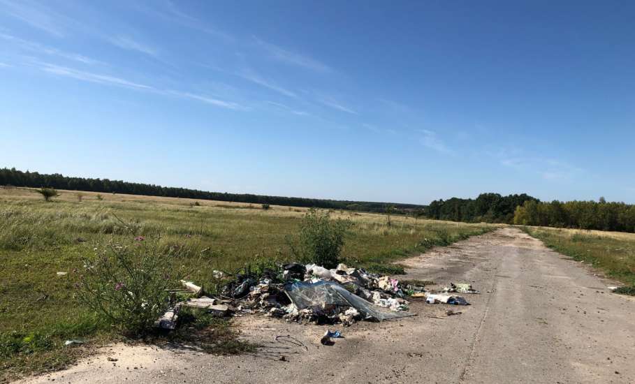 На новом городском кладбище Ельца образовалась несанкционированная свалка мусора! А рядом Аллея Славы!!!