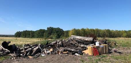 На новом городском кладбище Ельца образовалась несанкционированная свалка мусора! А рядом Аллея Славы!!!