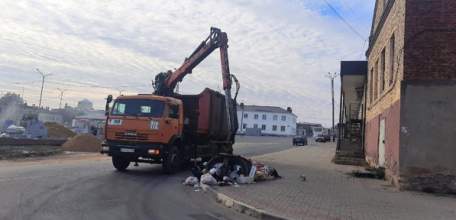 Сегодня утром регоператор убрал несанкционированную свалку, которая образовалась в районе "Женского рынка"