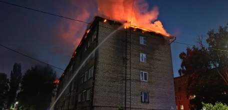 В Липецкой области , г. Елец огнеборцы МЧС России тушат кровлю жилого дома!