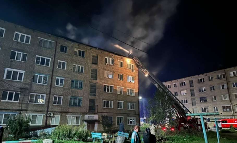 Пожарные в Ельце продолжают тушение огня.Осуществляется проливка конструкции здания!