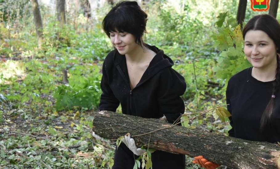 Исторический субботник в усадьбе Хвостова Елецкого района провели студенты ЛГПУ вместе с краеведами и историками