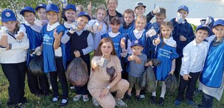 23 сентября члены добровольческого отряда «Добрые сердца» приняли участие в акции по уборке берега Сосны от мусора