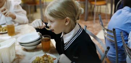 Детей участников спецоперации, учащихся в начальной школе, будут кормить полноценным двухразовым горячим питанием