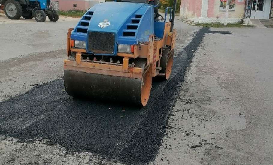 В Ельце продолжают заделывать ямы с помощью «ямочного ремонта»