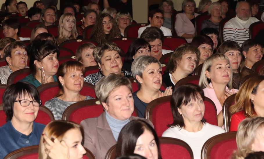 В Елецком районе заранее отпраздновали День учителя!