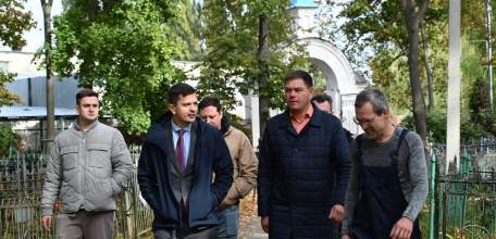 Вячеслав Жабин: «Проверил ход работ по спилу аварийных деревьев на старом городском кладбище»