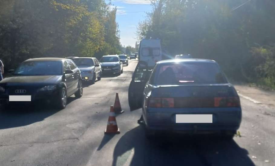В Ельце на улице Костенко водитель автомобиля сбил женщину