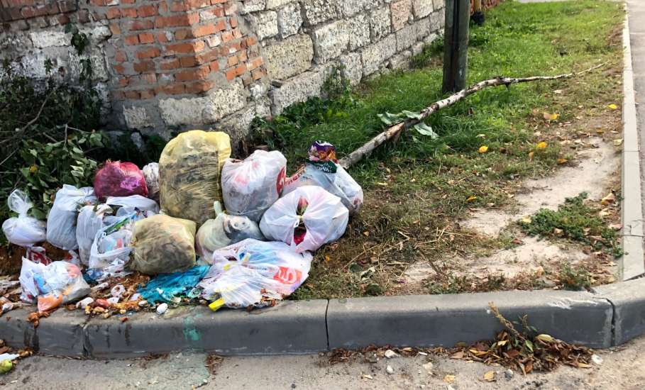 Ельчане бросали мусор друг другу во двор. За такой пинг-понг оба оштрафованы!