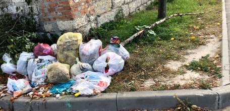 Ельчане бросали мусор друг другу во двор. За такой пинг-понг оба оштрафованы!