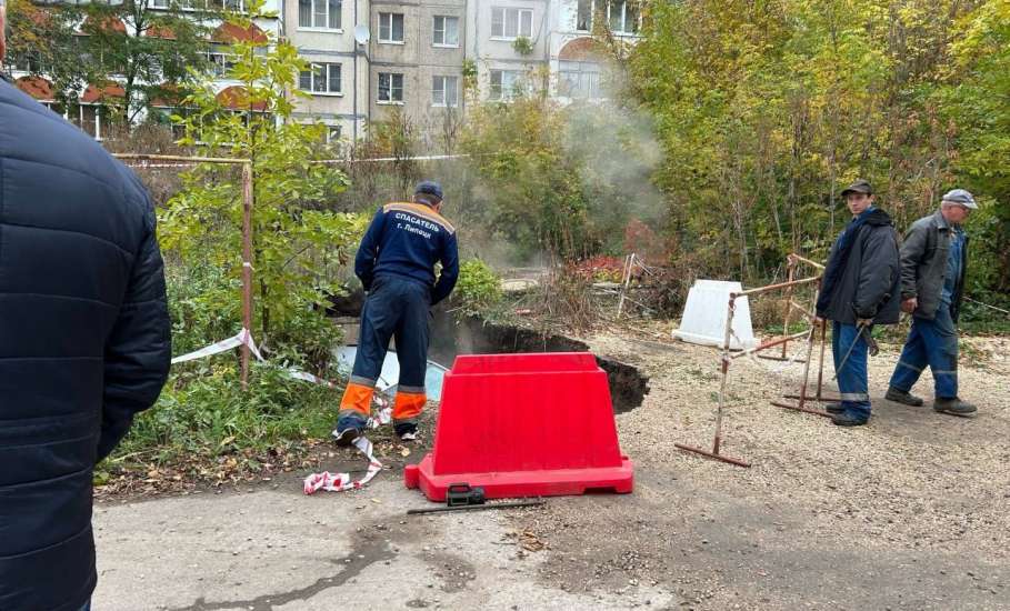 В Липецке машина полностью провалилась под землю!