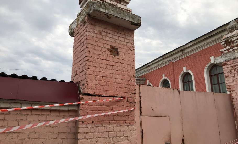 ‼️Рассыпающаяся и падающая на головы прохожих старина Ельца!