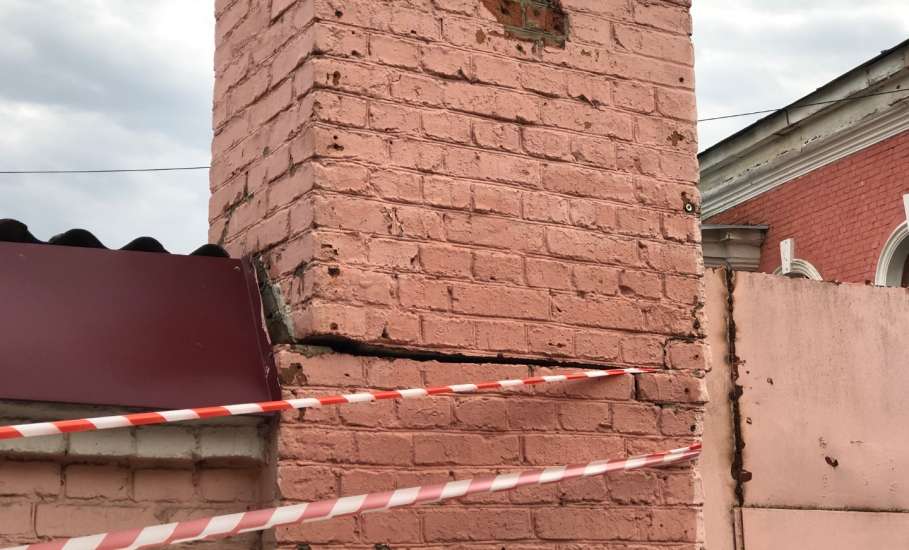 ‼️Рассыпающаяся и падающая на головы прохожих старина Ельца!