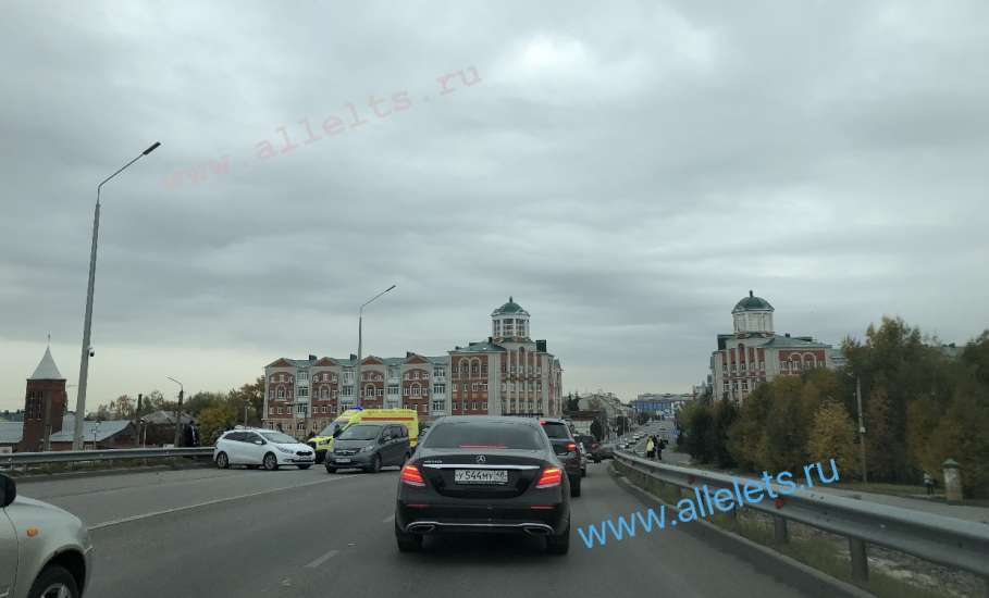 Серьёзное ДТП в Ельце только что на мосту через реку Сосна!