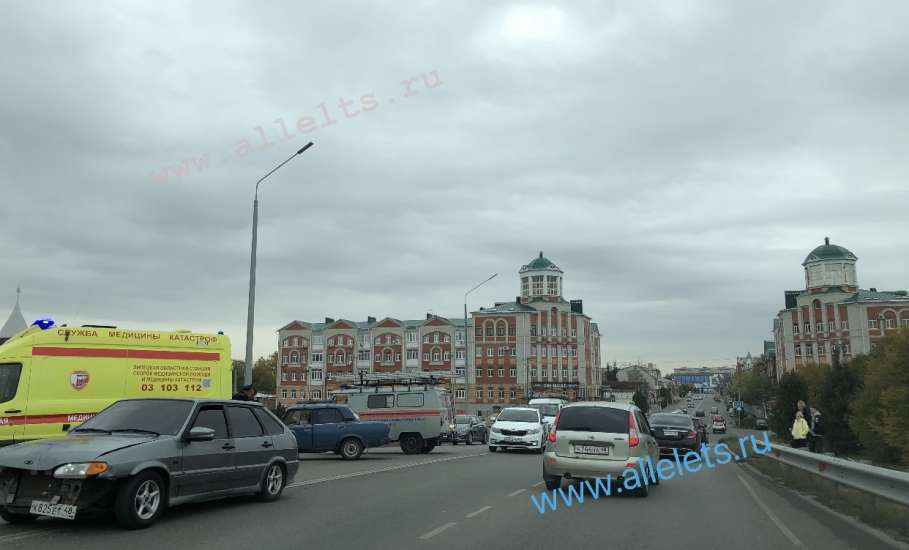 Серьёзное ДТП в Ельце только что на мосту через реку Сосна!