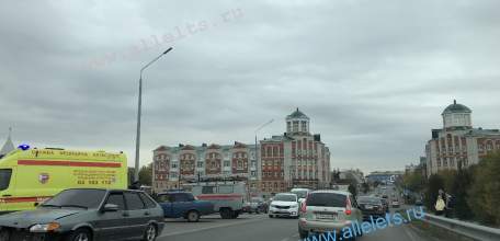 Серьёзное ДТП в Ельце только что на мосту через реку Сосна!