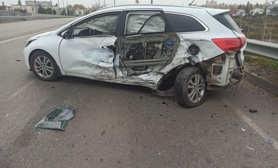 В результате ДТП в Ельце водитель автомобиля «Ваз 21074» госпитализирован