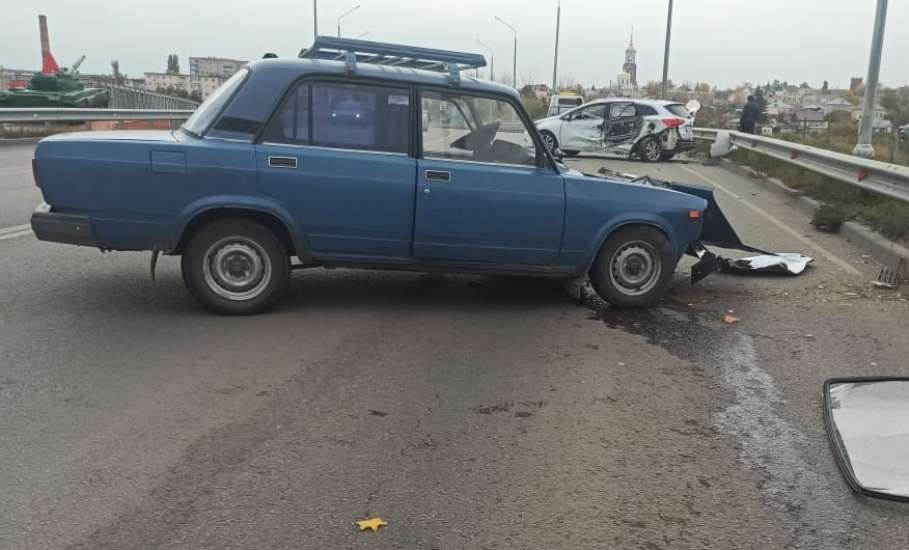 В результате ДТП в Ельце водитель автомобиля «Ваз 21074» госпитализирован