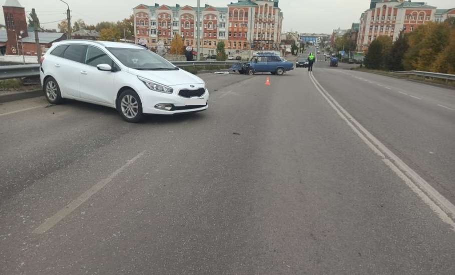 В результате ДТП в Ельце водитель автомобиля «Ваз 21074» госпитализирован