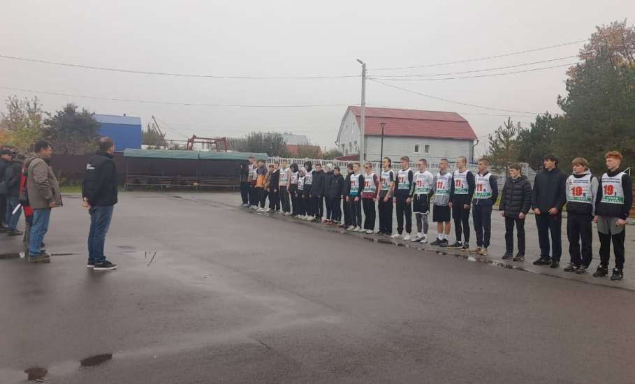 На городской лыжной базе стартовал военизированный кросс, посвященный 18-й годовщине присвоения Ельцу почетного звания «Город воинской славы»