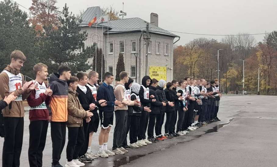 На городской лыжной базе стартовал военизированный кросс, посвященный 18-й годовщине присвоения Ельцу почетного звания «Город воинской славы»