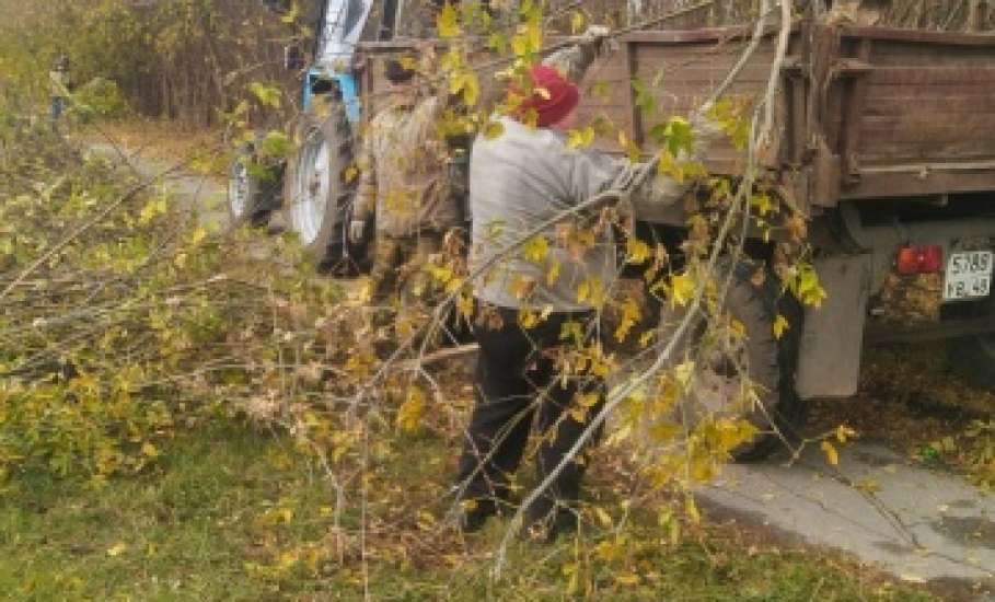 Сотрудники МУП «Елец-Сервис» продолжают работы по благоустройству города