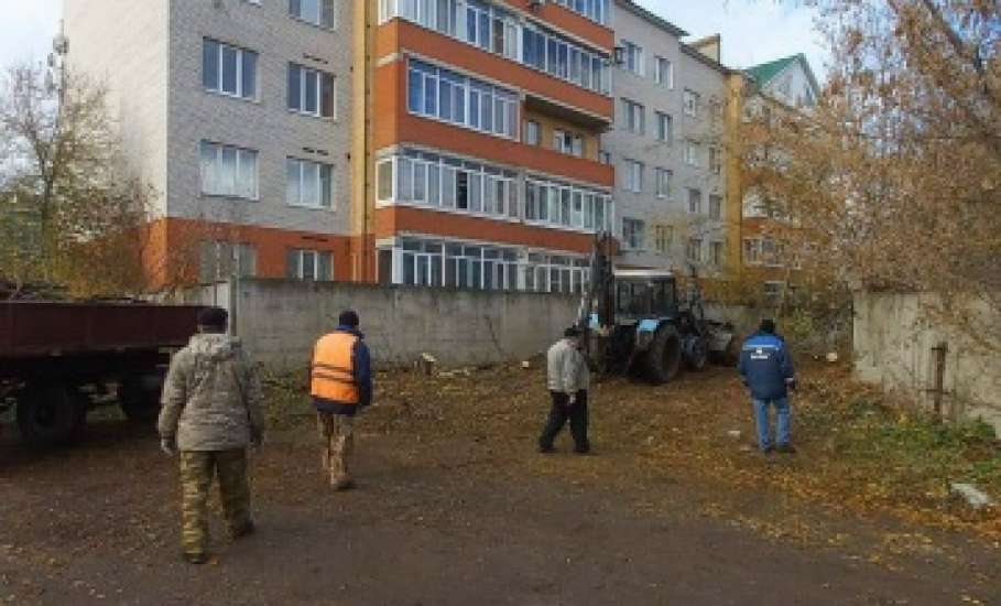 Сотрудники МУП «Елец-Сервис» продолжают работы по благоустройству города