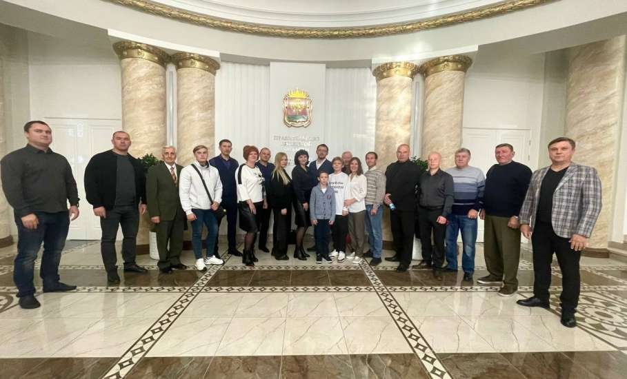 В честь Дня отца в Большом зале правительства региона сегодня состоялось чествование лучших пап Липецкой области