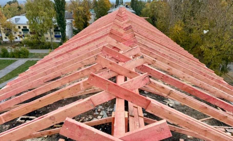 Сгоревшую крышу пятиэтажки в Ельце восстановили на 45%