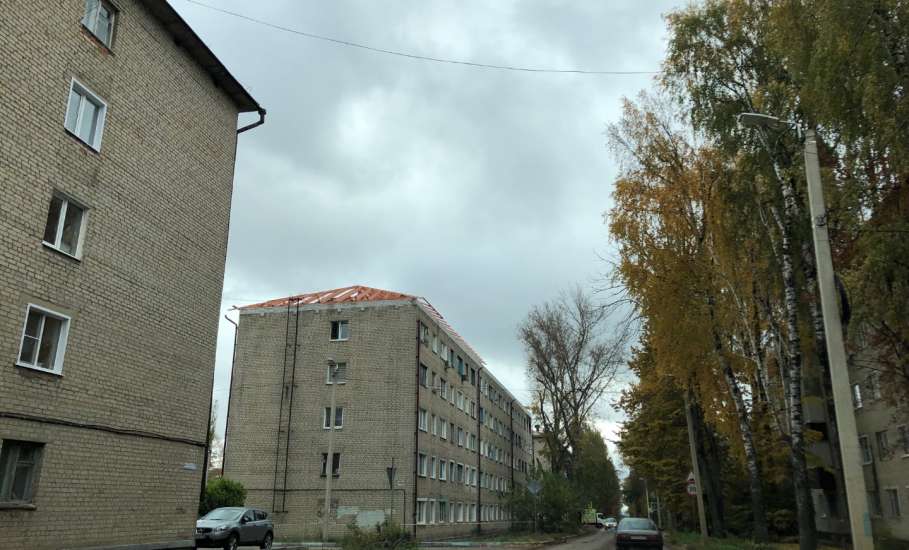 Сгоревшую крышу пятиэтажки в Ельце восстановили на 45%