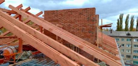 Сгоревшую крышу пятиэтажки в Ельце восстановили на 45%